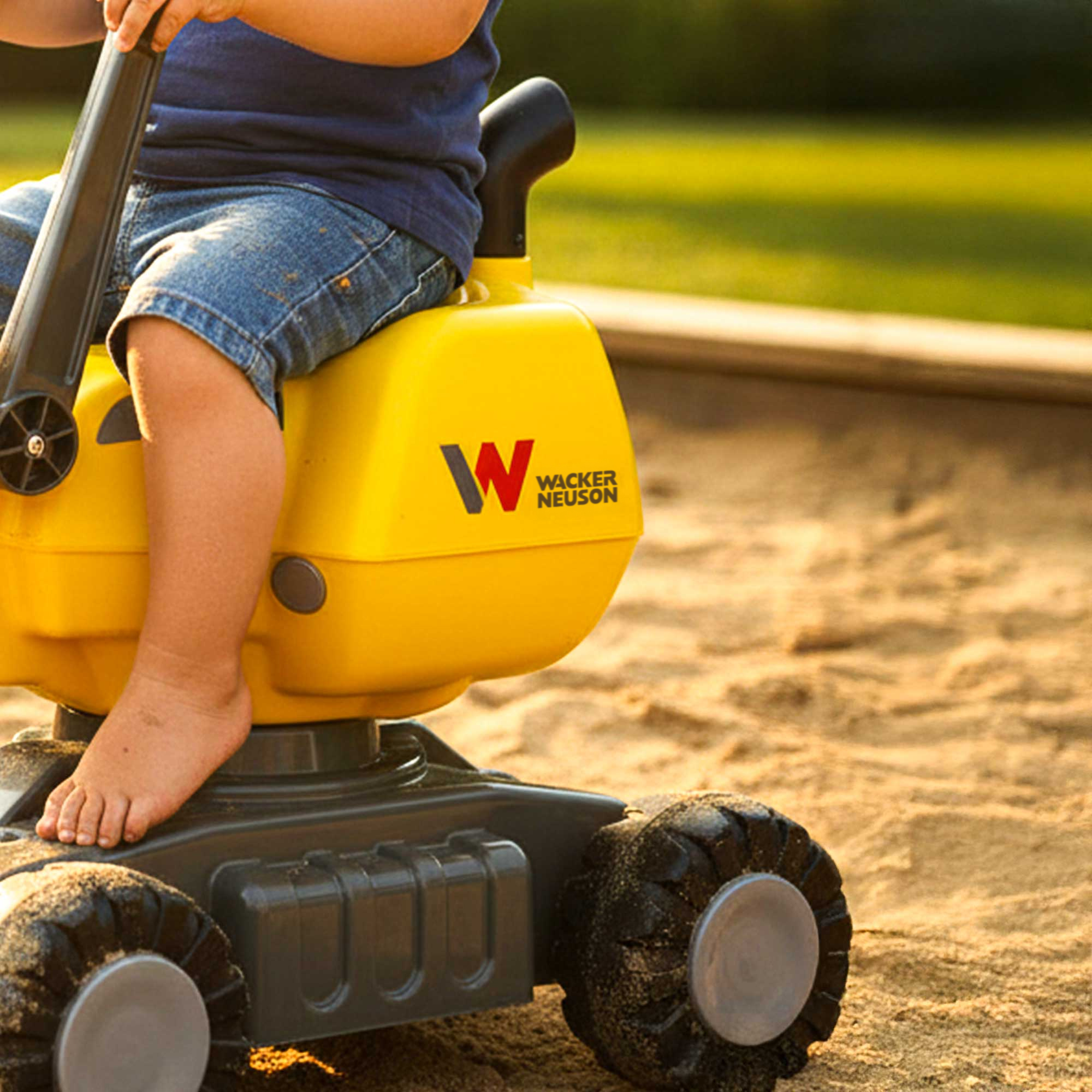 Nahaufnahme von einem Kind auf dem rollyBagger